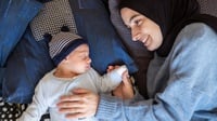 150 Nama Bayi Perempuan Islami A-Z Lahir Bulan April & Maknanya