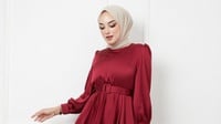 10 Ide Warna Jilbab yang Cocok untuk Baju Lebaran Burgundy