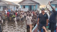 Kemensos Salurkan Bantuan bagi Korban Banjir Rob di Merauke