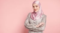 7 Warna Jilbab yang Cocok dengan Baju Silver