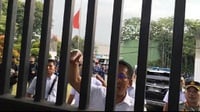 Demo Tolak Revisi UU TNI, Mahasiswa Adang Mobil Menhum di DPR