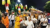 Kirab Bodhisattva Siddharta Warnai Perayaan Tri Suci di Solo