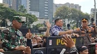 Sesditjen Kemenhub Dilempari Botol saat Temui Massa Demo Ojol