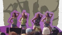 Dilarang Jatuh Cinta? Realitas Pedas di Balik Senyum Idol