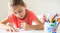 11 Rekomendasi Pensil Warna yang Bagus untuk Anak Sekolah