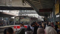 Stasiun Tanah Abang Perluas Area Atasi Kepadatan Penumpang