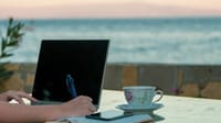 5 Contoh Puisi Tentang Liburan ke Pantai & Link Downloadnya