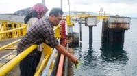 Keluarga Korban Kapal Tunu Pratama Tabur Bunga di Selat Bali