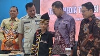 Fadli Zon Beri Beasiswa Tunai Rp20 Juta ke Penari Pacu Jalur