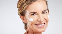 10 Rekomendasi Sunscreen untuk Usia 50 Tahun ke Atas