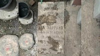 Batu Nisan Berlambang Freemason Ditemukan di Halaman Warga Tegal