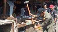 Satpol PP Bongkar 130 Lapak PKL di Pasar Cisarua Puncak Bogor