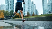 8 Rekomendasi Outfit Jogging Lari Pria Simple dan Terbaik