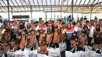 Pertamina Bagikan Bantuan Paket Seragam Sekolah di Balikpapan