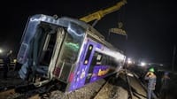 Dirut KAI Membungkuk Minta Maaf Atas Insiden KA di Subang