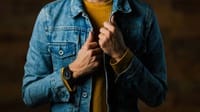 10 Inspirasi Gaya Outfit Jaket Jeans Pria yang Keren