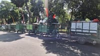 Belasan Pengangkut Sampah Parkir di Depan Kantor Gubernur Bali