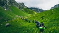 11 Peralatan Naik Gunung Pemula: Panduan Lengkap Sebelum Mendaki