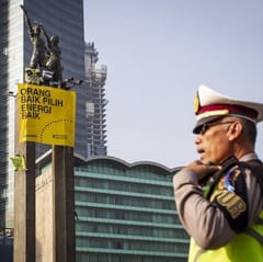 Bagaimana Cara Aktivis Greenpeace Panjat Patung di Bundaran HI?