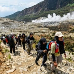 Penjelasan PVMBG Terkait Fenomena Api Biru di Gunung Papandayan