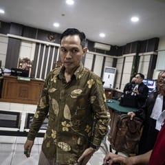 Bacakan Pleidoi, Bupati Cilacap Menangis dan Minta Dibebaskan