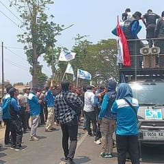 Buruh SPN Demo VinFast Subang, Jalur Provinsi Sempat Lumpuh