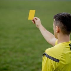 Kartu Digital di Sepak Bola: Langkah Maju atau Masalah Baru?
