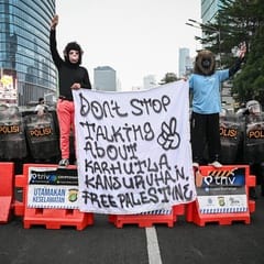 Makna Simbol Tiga Jari di Demo Jakarta dan Kota Lain
