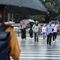 Prakiraan Cuaca di RI Hari Ini: Hujan Lebat & Angin Kencang