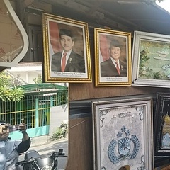 Foto Prabowo-Gibran Laris Manis di Solo, Dijual Rp150 Ribu