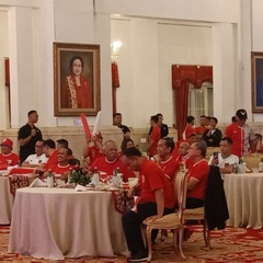 Jokowi & Menteri Nobar Timnas Indonesia vs Uzbekistan di Istana