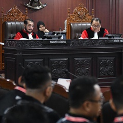 Hakim MK Soroti Tanda tangan Anas Urbaningrum di Dokumen PHPU