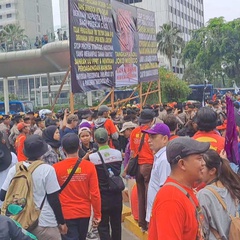 Polisi Nyaris Ricuh dengan Buruh yang Bawa Poster Jokowi