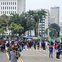 Usai Demo Buruh, 180 Petugas DLH Jakarta Terjun Bersihkan Sampah