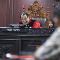 Hakim MK Soroti Beda Tanda tangan Surya Paloh di Dokumen PHPU