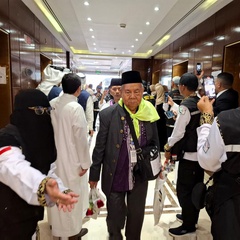 Jemaah Haji Indonesia Kloter Pertama Tiba di Madinah