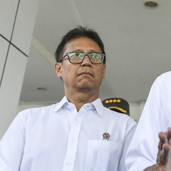 Siapa Pria yang Tarik Tangan Jokowi saat Sedang Konpers?