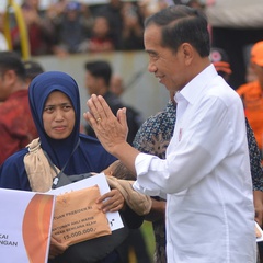 Jokowi Janji Relokasi Warga Terdampak Banjir Bandang Sumbar