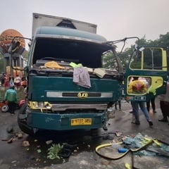 4 Orang Terluka Ditabrak Truk Kontainer Ugal-ugalan di Tangerang