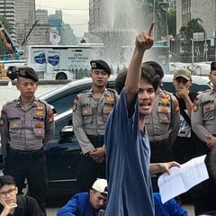 Demo Tolak PPN Naik Diwarnai Aksi Saling Dorong dengan Polisi