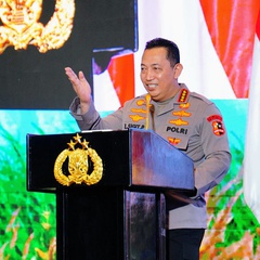 Kapolri Berikan Penghargaan Kepada Sepupu Briptu Anumerta Ghalib