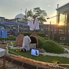 Lilin Paskah Terangi Katedral Jakarta di Malam Kebangkitan