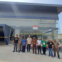 Diduga Tak Berizin, Satpol PP Segel Showroom BYD di Ciputat