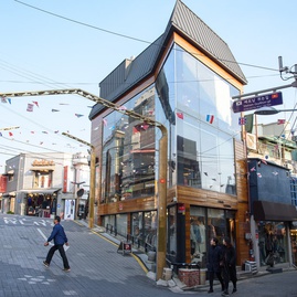 Mengenal Distrik Itaewon: Lokasi Favorit Turis & Zona Klub Malam