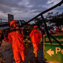 Polisi Evakuasi Dampak Puting Beliung di Bandung & Sumedang