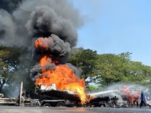 Truk Pengangkut BBM Terbakar di Jalan Tol Jakarta-Cikampek KM 51