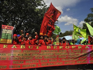 Tolak UMP 2018, Ratusan Buruh Gelar Salat Jumat di Depan Balai Kota