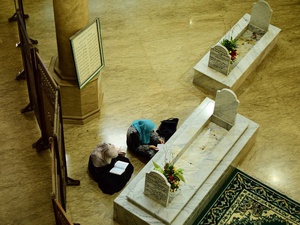 Mencari Berkah dengan Berziarah ke Makam Habib