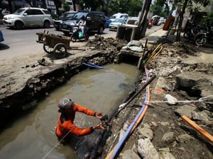 Anies Sebut Kabel Serat Optik di Saluran Air Picu Banjir Kuningan