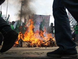 Peserta Aksi Buruh Belum Pulang, Barakuda & Water Canon    Disiagakan